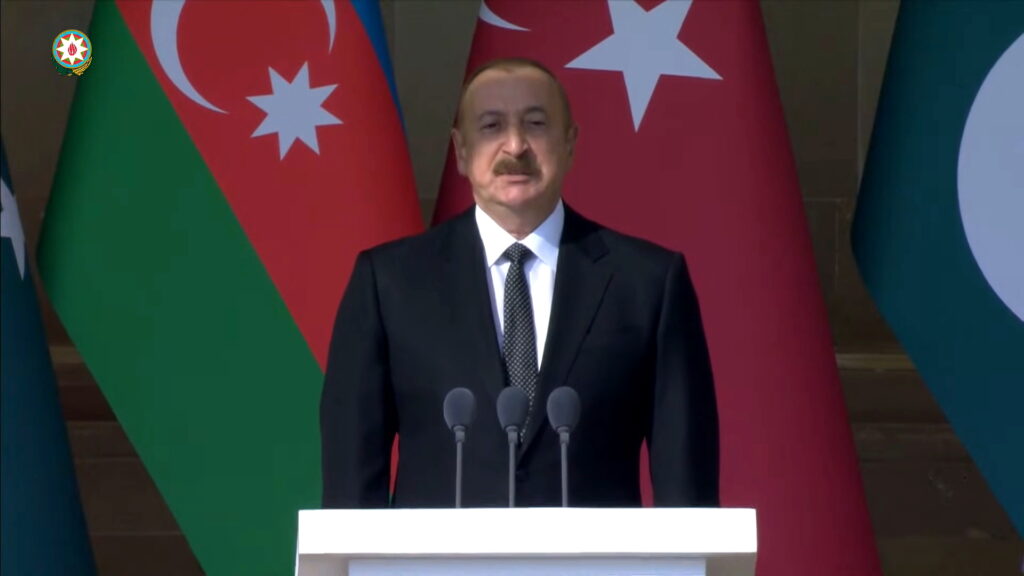 Bakü’de Azerbaycan, Türkiye ve Pakistan Ordu Birlikleri; Bayrağında Ay-Yıldız Bulunan Üç Ülkenin Millî Marşları…