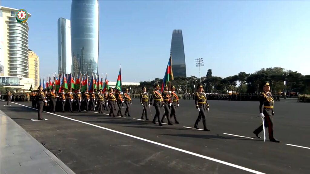 Bakü’de Azerbaycan, Türkiye ve Pakistan Ordu Birlikleri; Bayrağında Ay-Yıldız Bulunan Üç Ülkenin Millî Marşları…