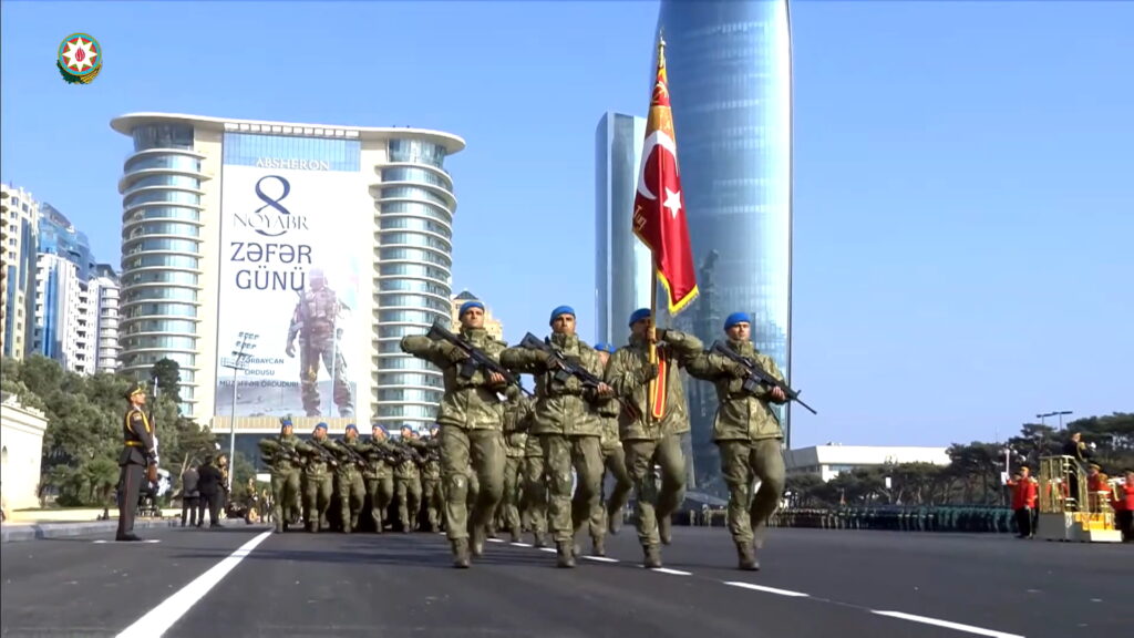 Bakü’de Azerbaycan, Türkiye ve Pakistan Ordu Birlikleri; Bayrağında Ay-Yıldız Bulunan Üç Ülkenin Millî Marşları…