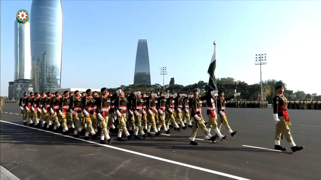 Bakü’de Azerbaycan, Türkiye ve Pakistan Ordu Birlikleri; Bayrağında Ay-Yıldız Bulunan Üç Ülkenin Millî Marşları…