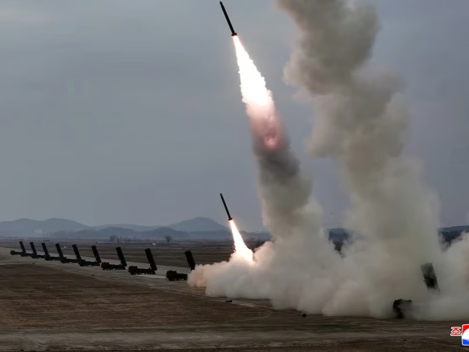 Kuzey Kore 12 adet KN-25 600 mm ultra büyük roketatar sistemiyle uzun menzilli saldırı tatbikatı gerçekleştirdi