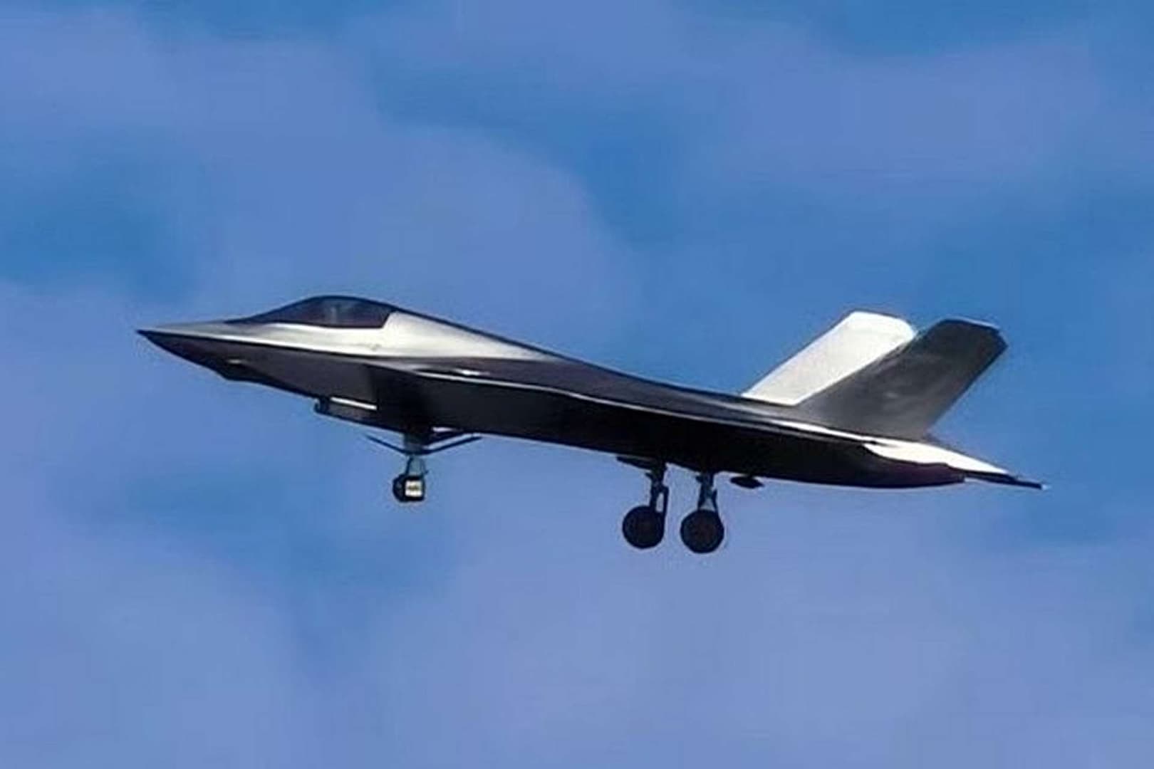 Çin'in J-35 Uçağı, Ayna Gibi Yüzeyiyle Dikkat Çekti