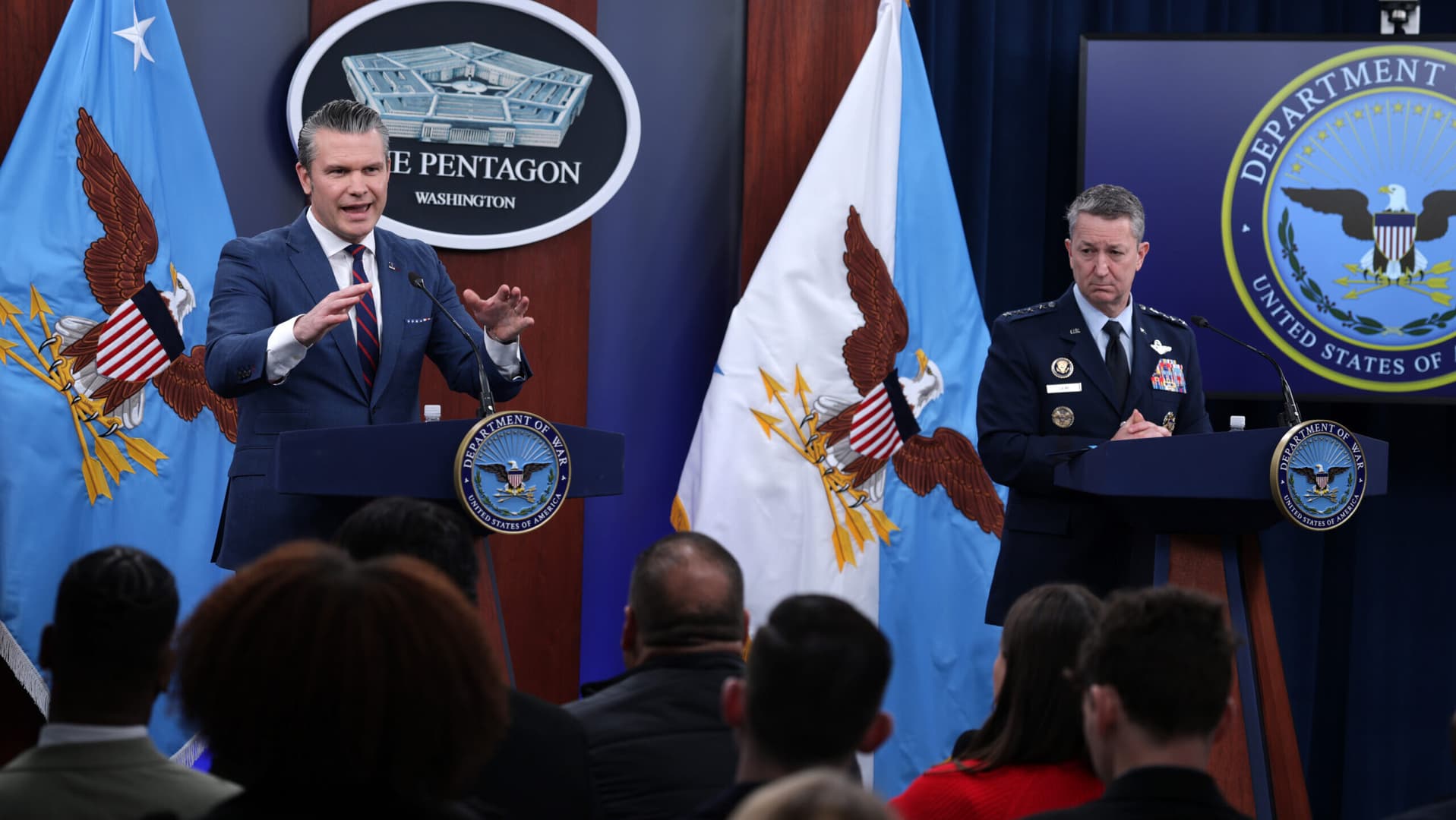 Hegseth, İran Savaşı Sonrası Mühimmat Üretimini Artırmak İçin Yeni Silah Üreticilerini Pentagon'da Ağırladı