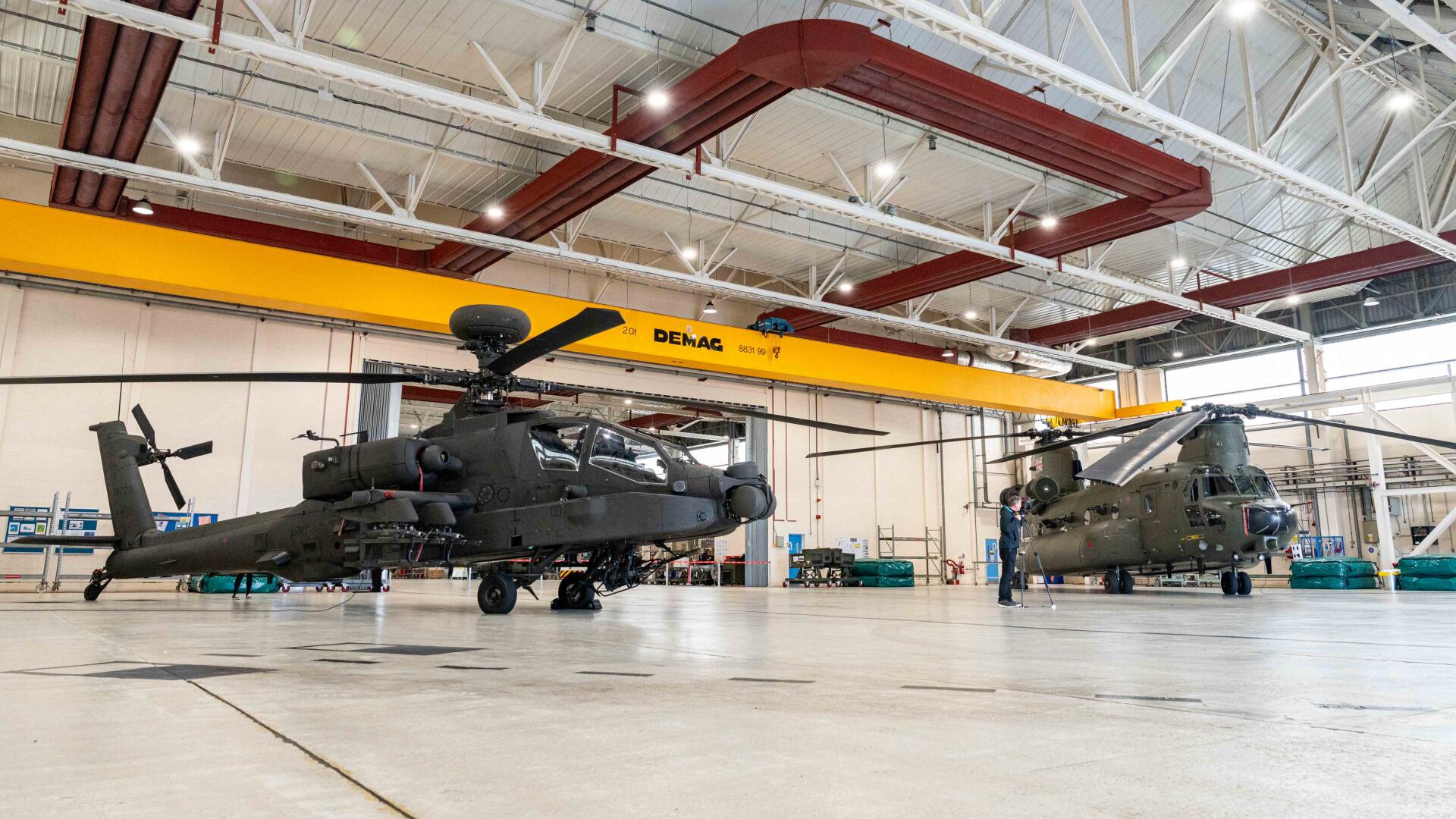 İngiltere, Boeing Defence UK ile Apache ve Chinook için 879 milyon sterlinlik anlaşma imzaladı