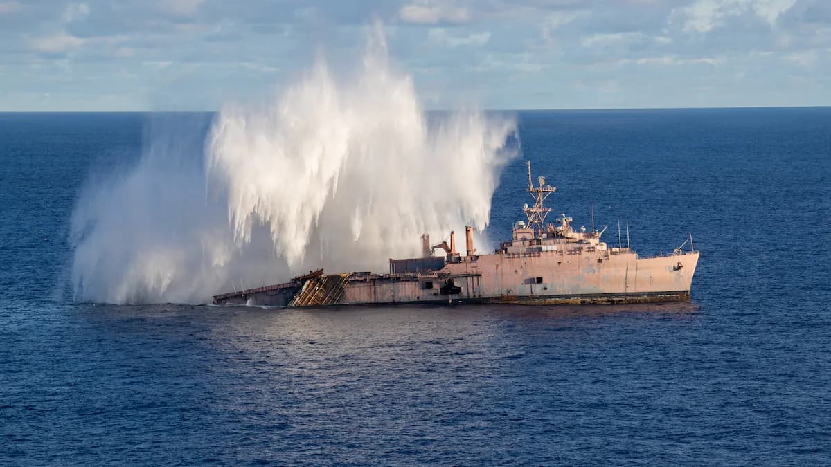 Japon denizaltı torpidosu, Valiant Shield tatbikatında ABD gemisini batırdı