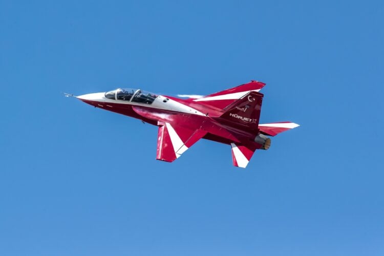 HÜRJET gökyüzünde 300 uçuşunu tamamladı