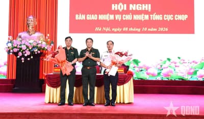 Korgeneral Pham Hoai Nam, Vietnam Savunma Sanayisi Genel Müdürlüğü devir teslim törenine başkanlık etti