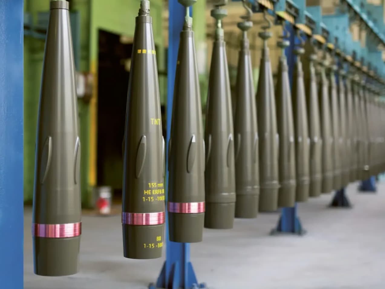Rheinmetall, Almanya'daki yeni mühimmat tesisinden Ukrayna'ya ilk kez 155 mm topçu mühimmatı sevk etti
