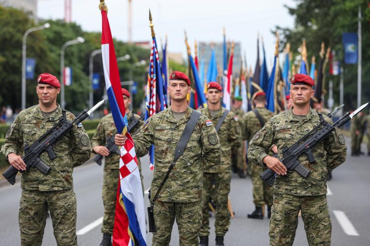 Bir Avrupa ülkesi daha zorunlu askerliğe geri döndü