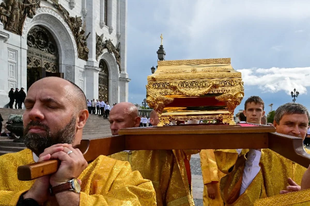 Rusya, Orta Çağ Prensi Dmitry Donskoy'un sağ el kemiği parçasını Ukrayna frontuna gönderdi