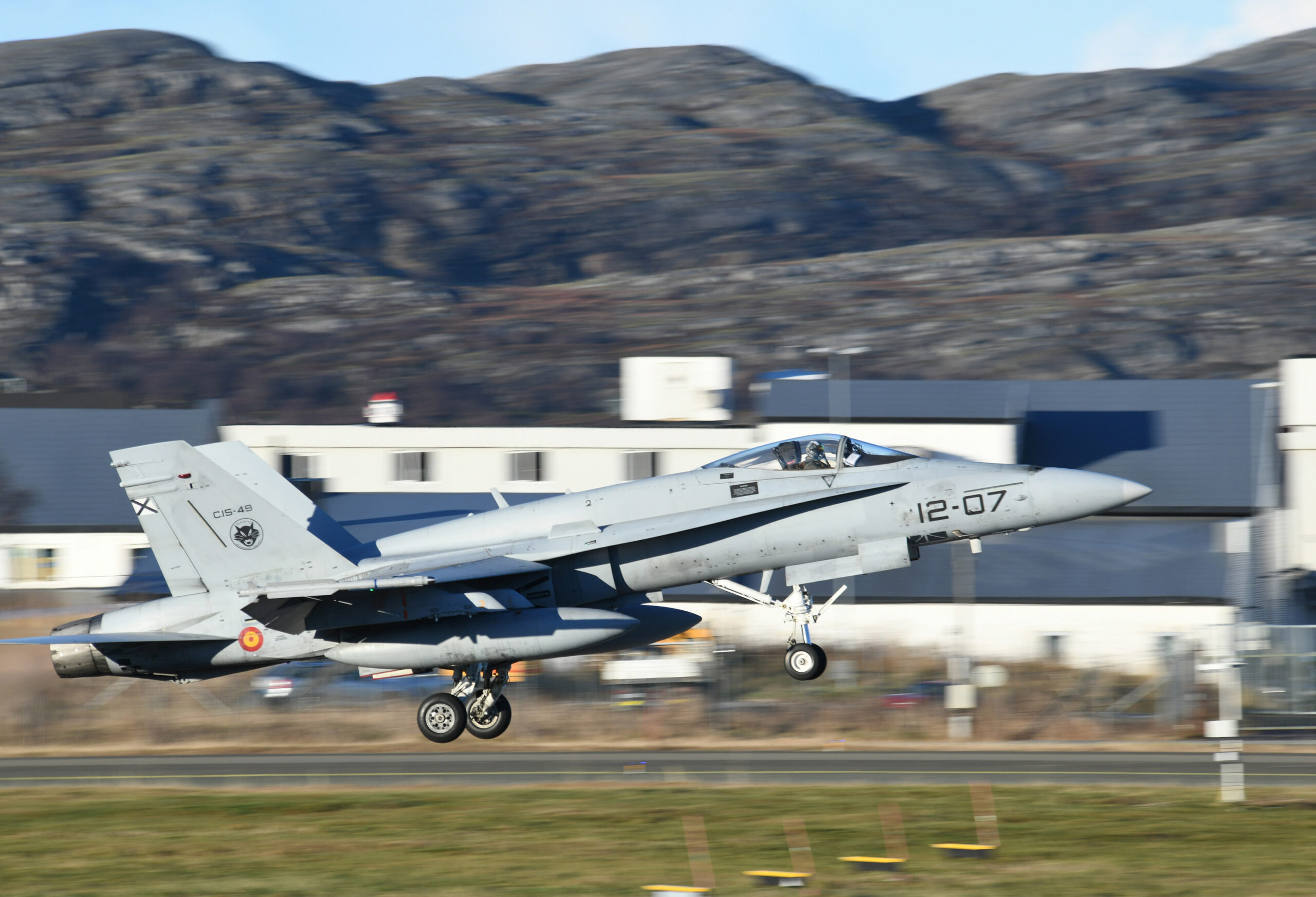 İspanya F-18 filosunun emekliliğini erteledi
