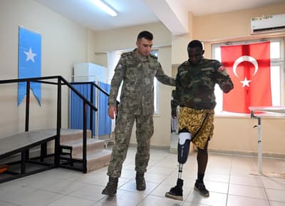 MSB’den Somalili 5 gazilere protez bacak desteği