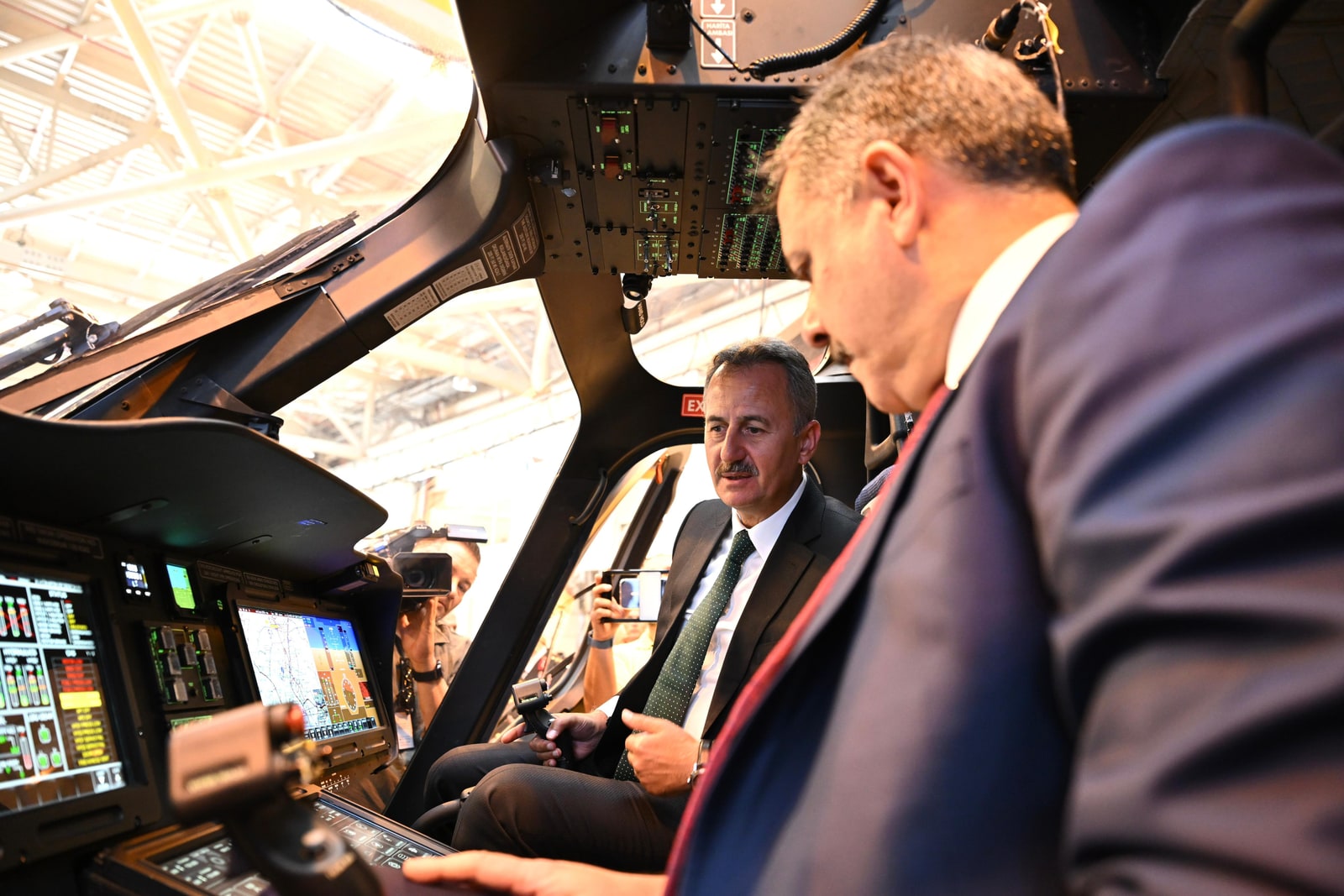 Haluk Görgün T625 GÖKBEY kokpitinde