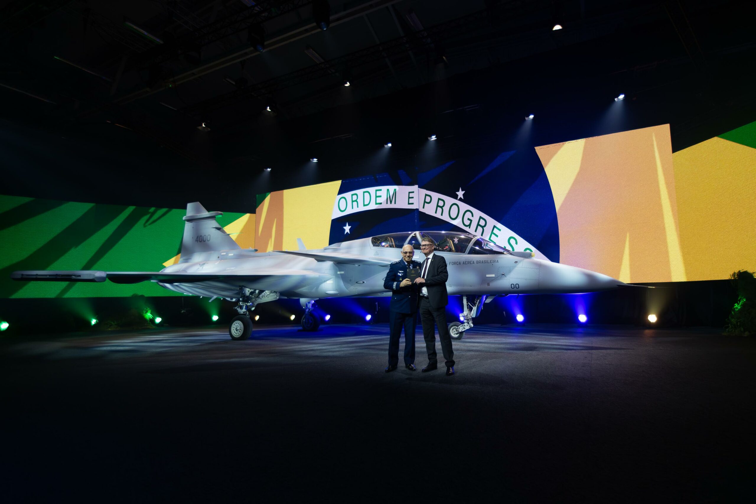 Saab, Brezilya için geliştirilen ilk çift koltuklu Gripen F savaş uçağını tanıttı