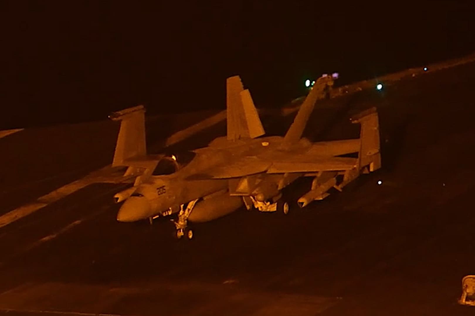 ABD Donanması'na ait F/A-18E, çift AGM-84K SLAM-ER füzesiyle Orta Doğu'da uzun menzilli taarruz kapasitesini gösterdi
