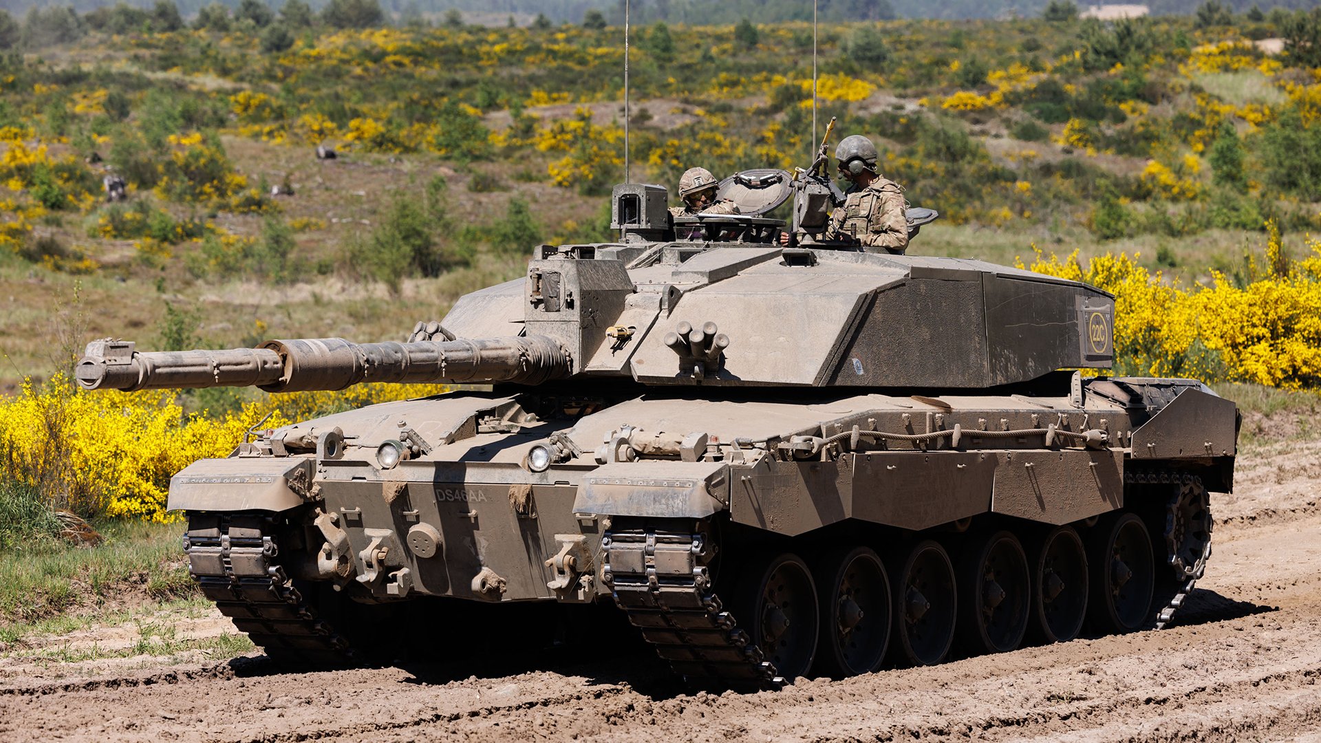 Challenger 2 tankı tatbikat sırasında hedef alındı