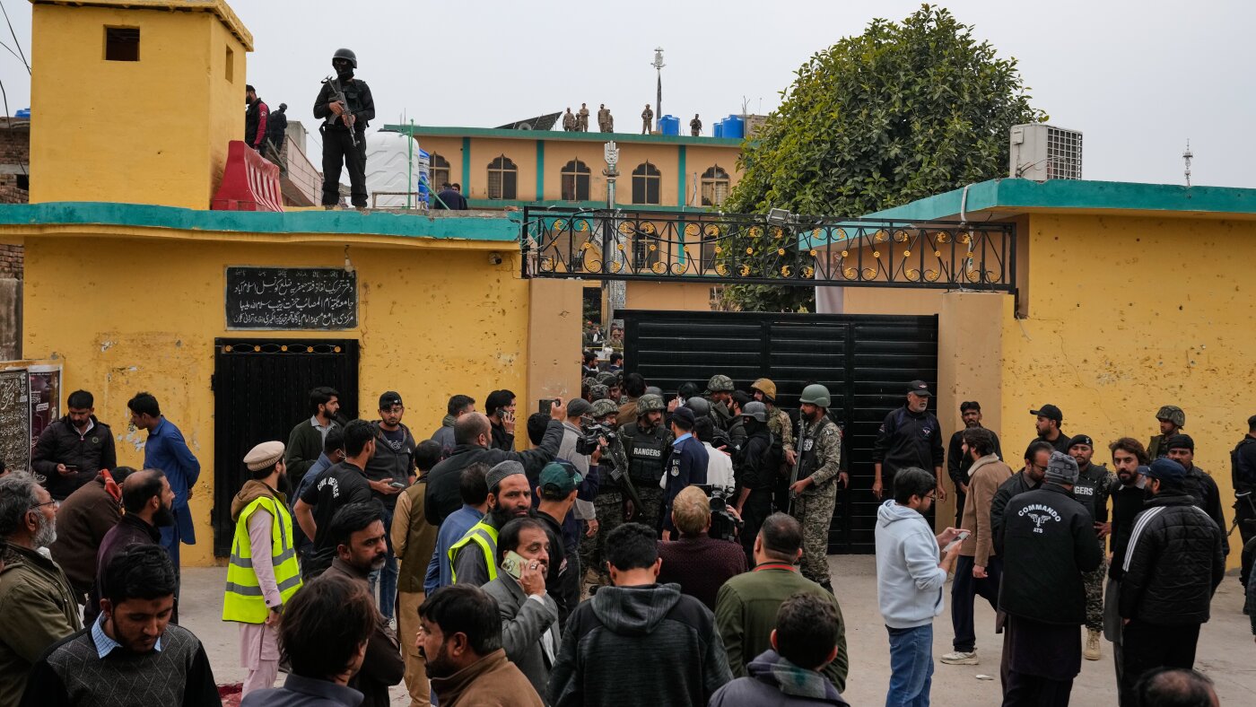 Pakistan Afganistan’ı vurdu