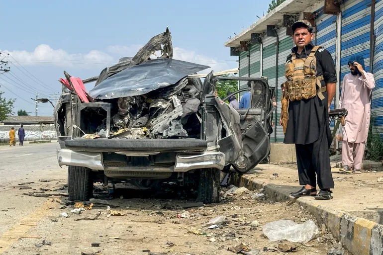 Pakistan Afganistan’ı vurdu