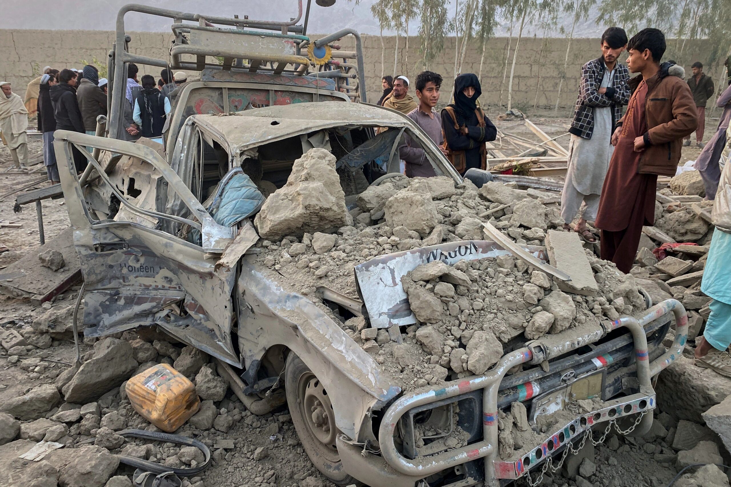 Pakistan Afganistan’ı vurdu
