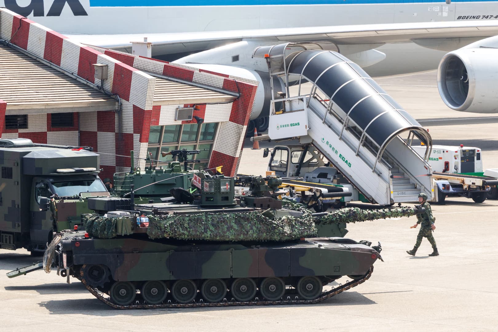 Tayvan'ın Ana Havalimanını M1A2T Abrams Tankları Korumaya Aldı