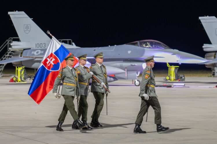 Slovakya savaş uçağı filosunu genişletmek istiyor