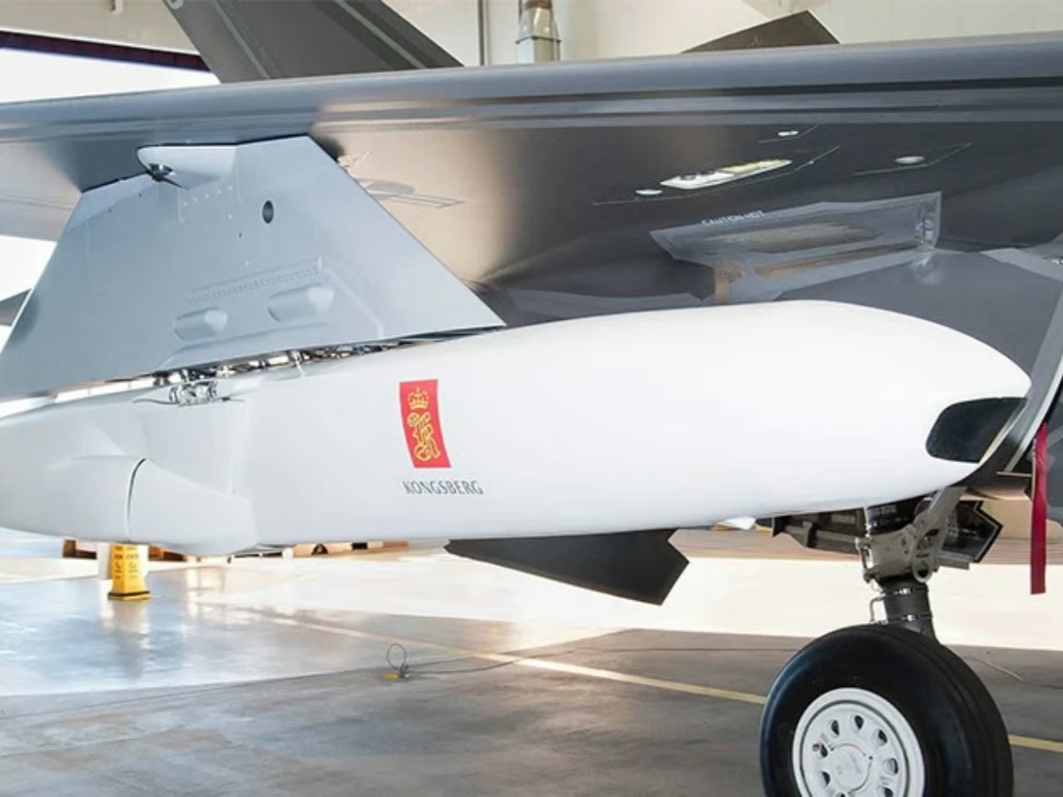 Japonya F-35A savaş uçakları için ilk Joint Strike Missile seyir füzelerini teslim aldı