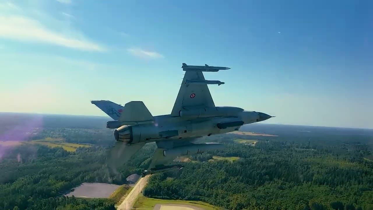 Gök Vatanımızın Çelik Kanatları Ay Yıldızlı Bayrağımızı