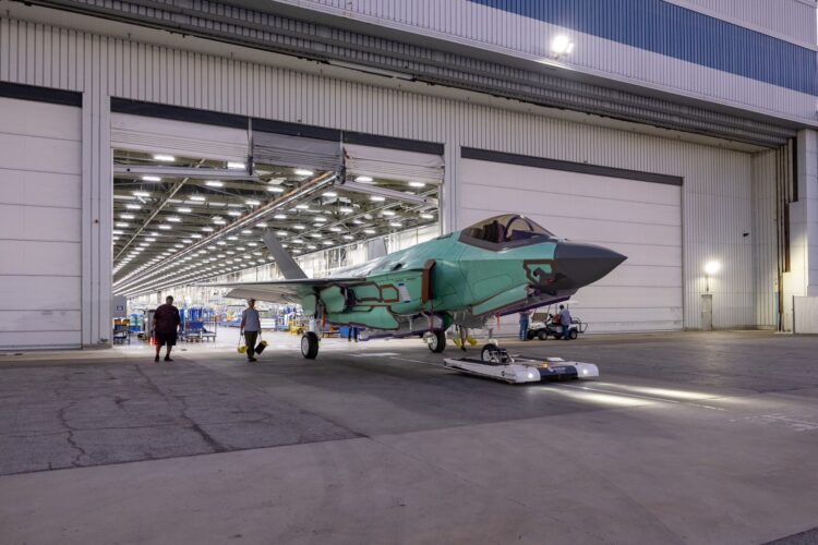Finlandiya’nın ilk F-35 savaş uçağı montaj hattından çıktı