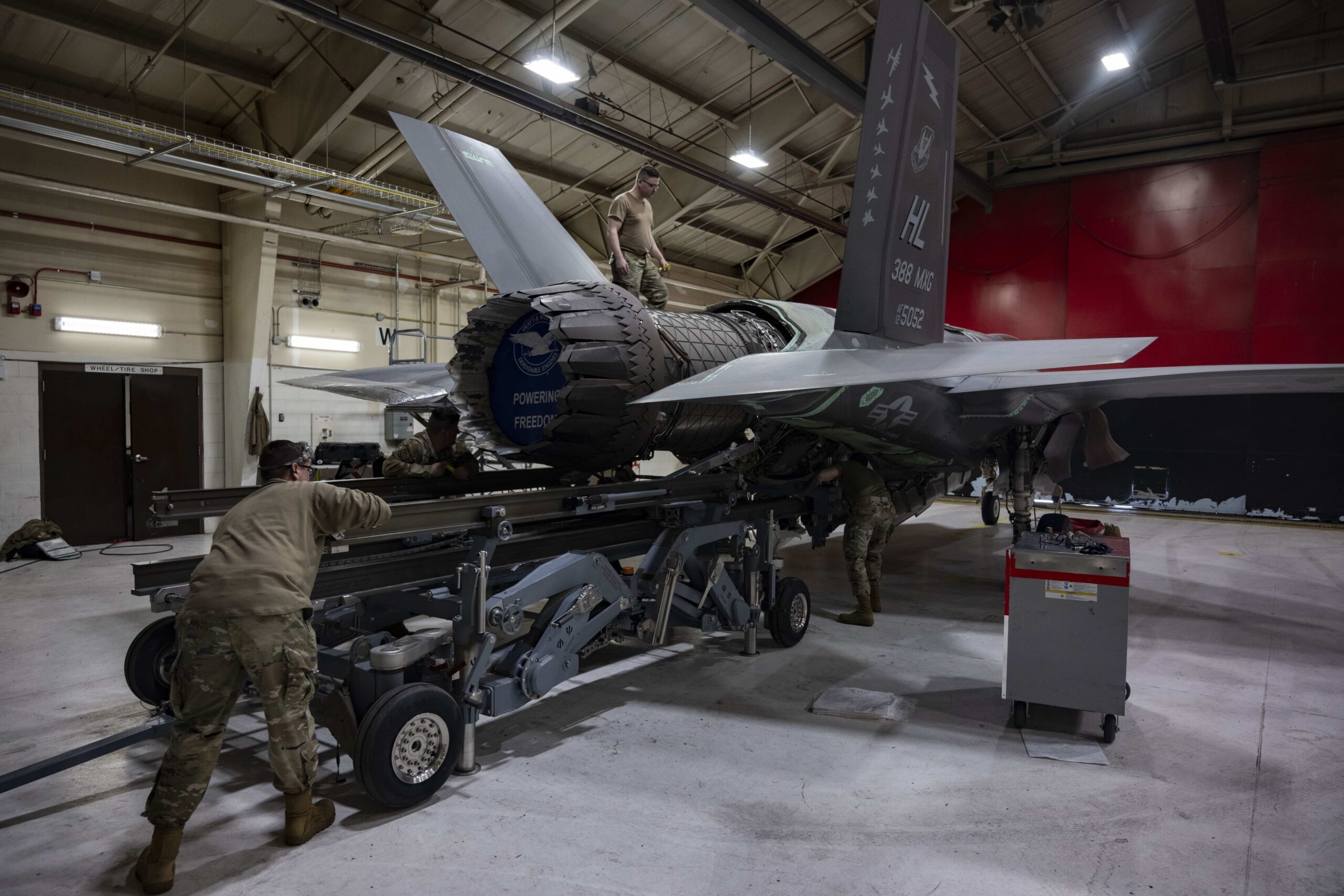 Finlandiya’nın ilk F-35 savaş uçağı montaj hattından çıktı
